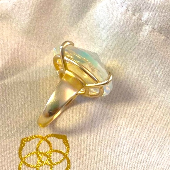 Kendra Scott Jolie Breathtaking. Gold Dichroic Cocktail Ring
Sz 6 - Picture 4 of 8
